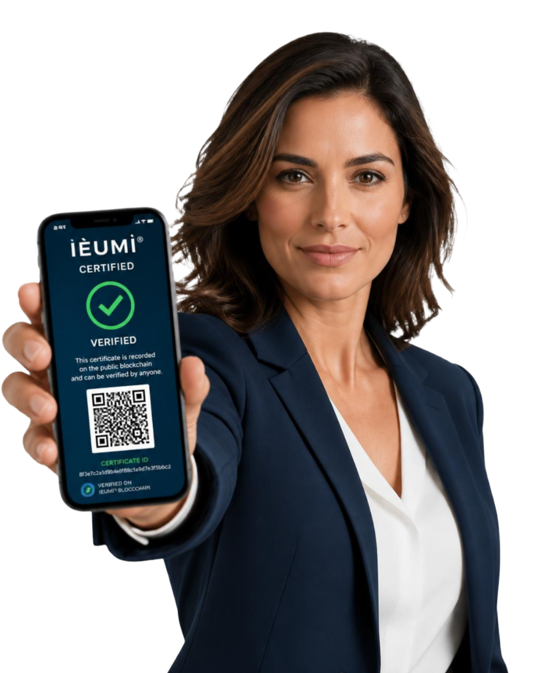 Una professionista mostra sul telefono il certificato IÈUMÌ® verificato su blockchain pubblica, con QR code di verifica